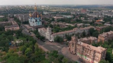 Mariupol, Ukrayna, 30 Eylül 2021: Rusya ile savaştan önce Mariupol. Donetsk bölgesindeki Ukrayna şehri. Şehir manzarasının havadan görünüşü. Şehir merkezinde.