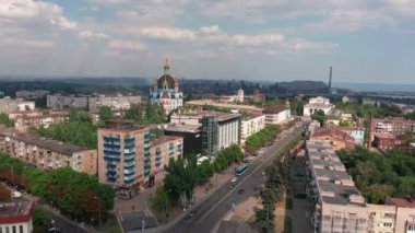 Mariupol, Ukrayna, 30 Eylül 2021: Rusya ile savaştan önce Mariupol. Donetsk bölgesindeki Ukrayna şehri. Şehir manzarasının havadan görünüşü. Şehir merkezinde.