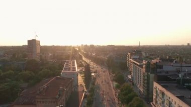 Mariupol, Ukrayna, 30 Eylül 2021: Rusya ile savaştan önce Mariupol. Donetsk bölgesindeki Ukrayna şehri. Şehir manzarasının havadan görünüşü. Şehir merkezinde.