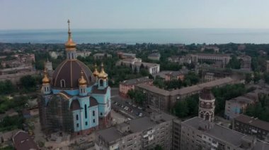 Mariupol, Ukrayna, 30 Eylül 2021: Rusya ile savaştan önce Mariupol. Donetsk bölgesindeki Ukrayna şehri. Şehir manzarasının havadan görünüşü. Şehir merkezinde.