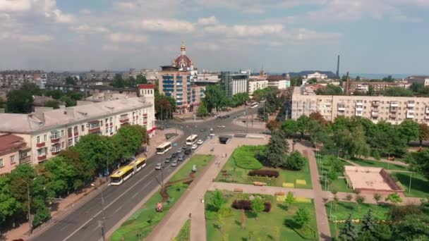 2021年9月30日，乌克兰，Mariupol：与俄罗斯战争前的Mariupol 。乌克兰城市顿涅茨克地区。城市景观的空中景观。市中心 — 图库视频影像