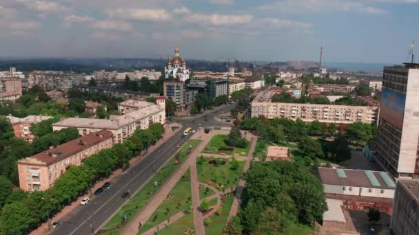 Mariupol, Ukrajina, 30. září 2021: Mariupol před válkou s Ruskem. Ukrajinské město v Doněcku. Letecký pohled na město. Centrum — Stock video
