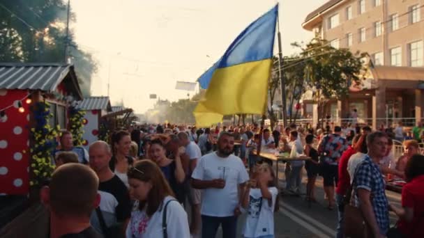 우크라이나 마리우폴, 2021 년 8 월 24 일: 러시아 와의 전쟁 전. 도네츠크 지역의 우크라이나 도시 — 비디오