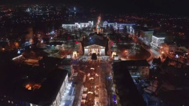 Mariupol, Ukrayna, 24 Ağustos 2021: Şehir merkezinde tiyatro. Mariupol, Rusya 'yla savaştan önce. Şehir manzarasının havadan görünüşü. Donetsk bölgesindeki Ukrayna şehri.