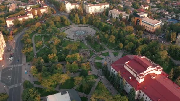 Mariupol, Ukrayna, 24 Ağustos 2021: Şehir merkezinde tiyatro. Mariupol, Rusya 'yla savaştan önce. Şehir manzarasının havadan görünüşü. Donetsk bölgesindeki Ukrayna şehri. — Stok video