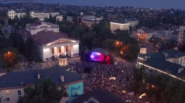 Mariupol, Ukrayna, 24 Ağustos 2021: Şehir merkezinde tiyatro. Mariupol, Rusya 'yla savaştan önce. Şehir manzarasının havadan görünüşü. Donetsk bölgesindeki Ukrayna şehri.