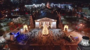 Mariupol, Ukrayna, 24 Ağustos 2021: Şehir merkezinde tiyatro. Mariupol, Rusya 'yla savaştan önce. Şehir manzarasının havadan görünüşü. Donetsk bölgesindeki Ukrayna şehri.