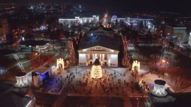 Mariupol, Ukrayna, 24 Ağustos 2021: Şehir merkezinde tiyatro. Mariupol, Rusya 'yla savaştan önce. Şehir manzarasının havadan görünüşü. Donetsk bölgesindeki Ukrayna şehri.