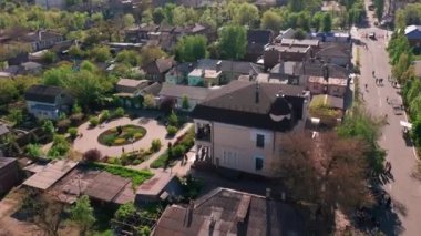 Mariupol, Ukrayna, 30 Eylül 2021: Mariupol şehir merkezi. Savaştan önce şehrin üzerinde uçuyordu. Rus saldırısından önce Ukrayna şehri
