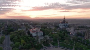 Mariupol, Ukrayna, 24 Ocak 2022: Mariupol şehir merkezindeki tiyatro. Çocuklar ve siviller bombalardan saklanıyor. Molozların altında yaşayanlar