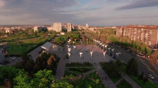 Mariupol, Ucrânia, 24 de agosto de 2021: Freedom Square Mariupol. Voo sobre a cidade em tempo de paz. Cidade ucraniana antes da agressão russa. Desenvolvimento da cidade — Vídeo de Stock
