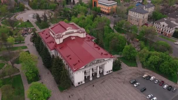 Mariupol, Oekraïne, 24 januari 2022: Theater in het centrum van de stad Mariupol. Kinderen en burgers verbergen zich voor bommen. Inwoners onder het puin — Stockvideo