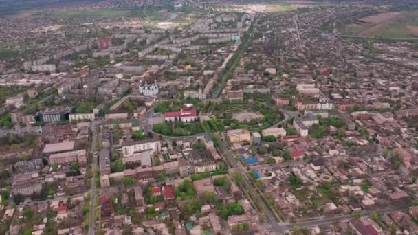 Mariupol, Ucrânia, 24 de janeiro de 2022: Teatro no centro da cidade de Mariupol. Crianças e civis escondem-se das bombas. Moradores debaixo dos escombros — Vídeo de Stock