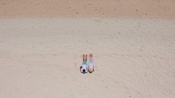 年轻夫妇手牵手在海滩上散步.热带海洋边的室外健康闲暇时间.空中旅行。马尔代夫岛. — 图库视频影像