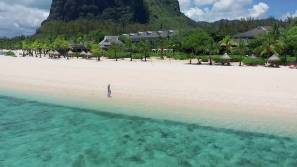 Lány séta a fehér homokos tengerparton egy trópusi szigeten a Mauritius Indiai-óceánon — Stock videók