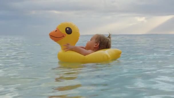 Retrato de pequeno bebê adorável flutuando em um pato inflável no oceano Índico. Conceito de uma infância feliz — Vídeo de Stock