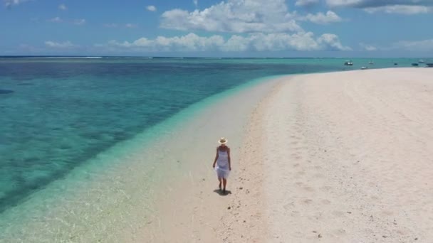 Mauritius Hint Okyanusu 'ndaki tropikal bir adada beyaz bir kumsalda yürüyen bir kız. — Stok video