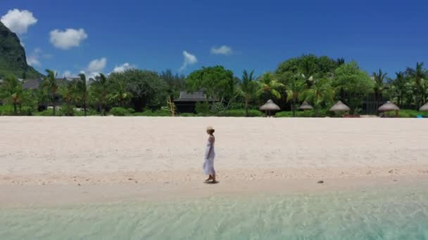 Dívka kráčí na bílé písečné pláži na tropickém ostrově v Indickém oceánu Mauricius — Stock video