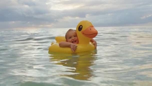 Adorable niña nadando con pato inflable en el océano Índico — Vídeo de stock