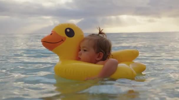 Adorable petite fille nageant avec canard gonflable dans l'océan Indien — Video