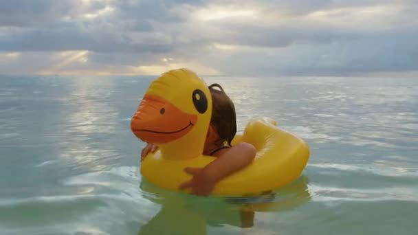 Adorable baby girl swimming with inflatable duck in Indian ocean — Stock Video