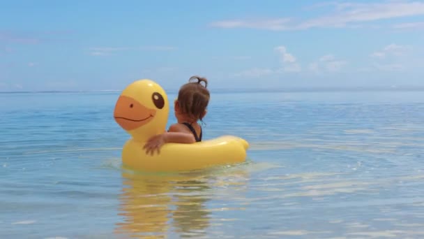 Rozkošná holčička na teplé a slunečné letní den na pobřeží Indický oceán — Stock video