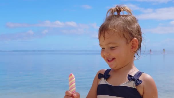 İtalya 'nın Amalfi kıyısındaki Positano kasabasında sıcak ve güneşli bir yaz gününde sevimli küçük bir kız. İtalya — Stok video