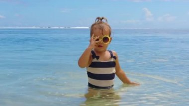 Sevimli küçük kız sıcak ve güneşli bir yaz gününde Hint Okyanusu kıyısında