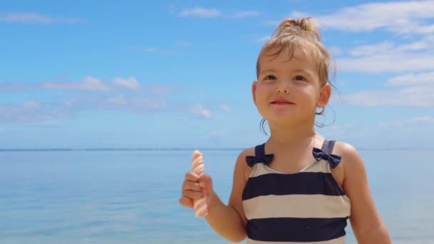 Очаровательная маленькая девочка в теплый солнечный летний день в итальянском городе Позитано на побережье Амальфи. Италия — стоковое видео