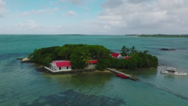 모리셔스에 있는 작은 열대 섬을 공중에서 내려다본 모습 — 비디오