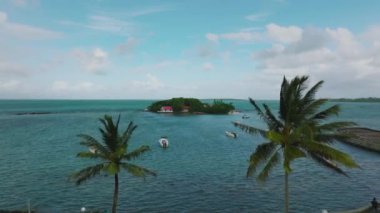 Mauritius 'taki küçük bir özel tropikal adanın havadan görünüşü