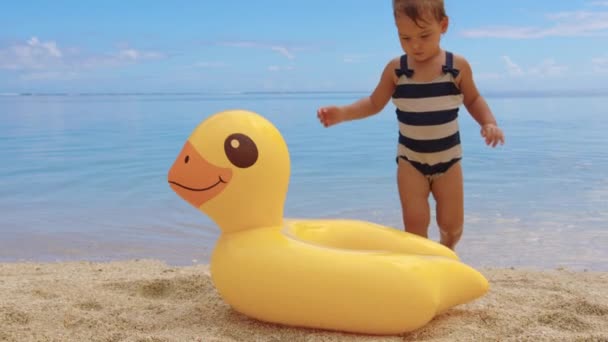 Adorabile bambina in calda e soleggiata giornata estiva sulla costa Oceano Indiano — Video Stock
