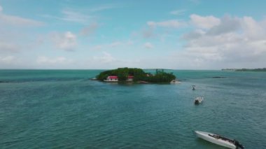 Mauritius 'taki küçük bir özel tropikal adanın havadan görünüşü