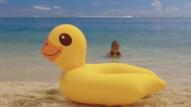Pato amarillo inflable en la costa Océano Índico — Vídeos de Stock