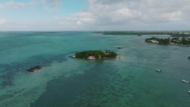 Mauritius 'taki küçük bir özel tropikal adanın havadan görünüşü