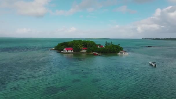 작은 섬을 지나는 비행기 죠. 세계에서 가장 아름다운 다이빙 장소중 하나 — 비디오