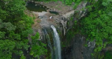 Büyük bir şelalenin tepesinde büyük bir aile. Aile seyahati kavramı. Hava görünümü