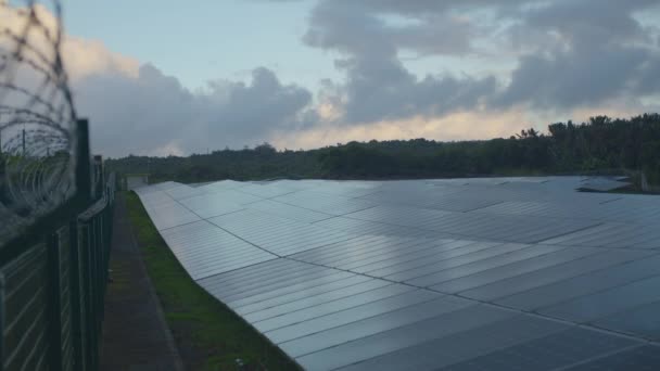 Primer plano de la superficie de los paneles solares fotovoltaicos azules para producir electricidad ecológica limpia. Concepto de producción de energías renovables — Vídeos de Stock