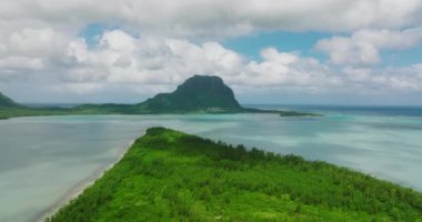 Mauritius 'ta tropik bir sahil. Palmiye ağaçları ve mavi şeffaf okyanusla dolu bir sahil. Hava görünümü