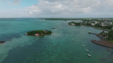 Mauritius 'taki küçük bir özel tropikal adanın havadan görünüşü