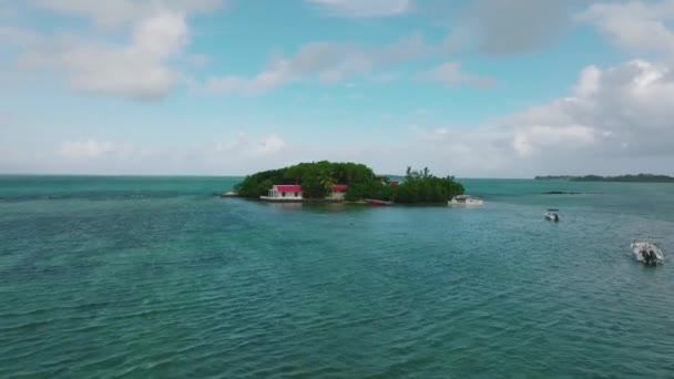 모리셔스에 있는 작은 열대 섬을 공중에서 내려다본 모습 — 비디오