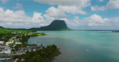 Mauritius 'ta tropik bir sahil. Palmiye ağaçları ve mavi şeffaf okyanusla dolu bir sahil. Hava görünümü