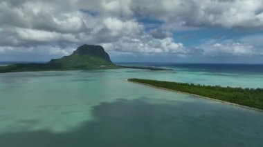 Doğal manzara vahşi doğa tropik ada ile rocky Dağları büyümüş yoğun yeşil Orman ağacı, palmiye ve deniz okyanus güneşli günde, berrak masmavi suların arka plan güzel mavi gökyüzü