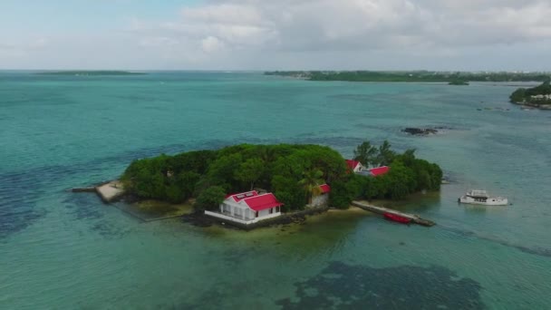 Luftaufnahme über der kleinen Insel. Einer der schönsten Tauchplätze der Welt — Stockvideo