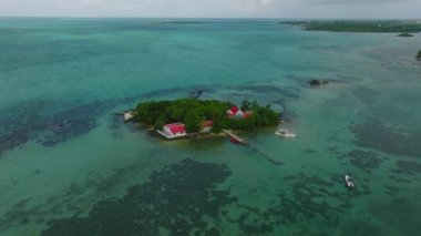 Küçük adanın üzerindeki hava. Dünyanın en güzel dalış yerlerinden biri.