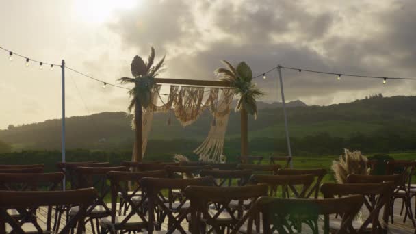 El arco de la boda está en el borde de la montaña. Decoraciones de boda de estilo boho. Nubes en el fondo — Vídeos de Stock