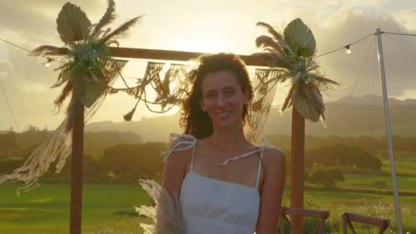 Μια νεαρή όμορφη νύφη. Διακόσμηση γάμου σε στυλ Boho. Vintage φώτα string λάμπα γιρλάντες λάμπει πάνω από καρέκλες στο καλοκαίρι αγροτικό γάμο. — Αρχείο Βίντεο