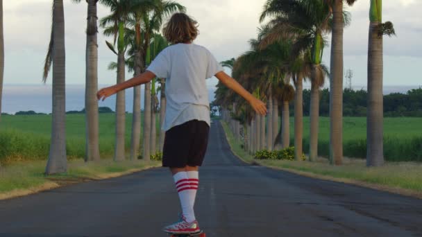 Young Cool Man Teenager Hipster California Rides His Skateboard Boardwalk — стокове відео