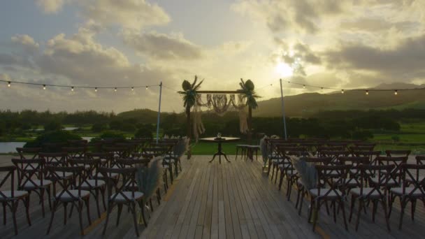 Arch Wedding Ceremony Backdrop Green Field Beautiful Sunset Wooden Chairs — Stock Video