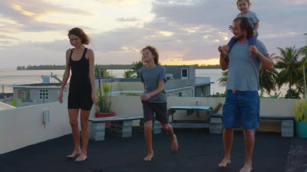 Ortak Egzersiz Bir Grup Insan Ebeveynler Çocuklar Evin Çatısında Jimnastik — Stok video